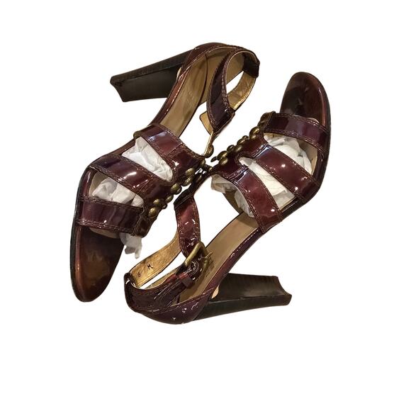 Stuart Weitzman Patent Leather Studded T-Strap Sandals – Size 8 - Picture 4 of 5